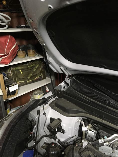 Газовые упоры капота — Hyundai Creta (1G), 1,6 л., 2020 года ...