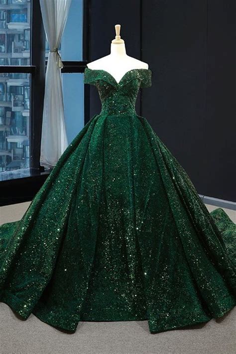 20 Splendid Christmas Gowns Ideas For Women To Look Glamorous Green