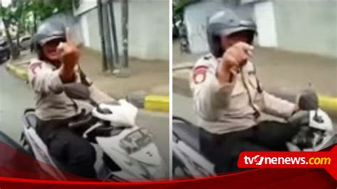 Viral Oknum Polisi Acungkan Jari Tengah Ke Relawan Ambulans Anggota