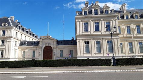 Un Agent De La Pr Fecture De L Is Re Et Complices Crou S Pour Trafic