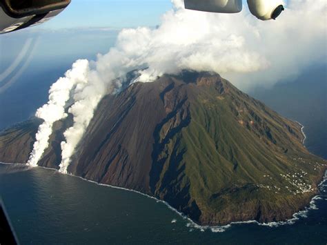 Stromboli Il Vulcano Si Fa Sentire Scosse E Piccole Frane