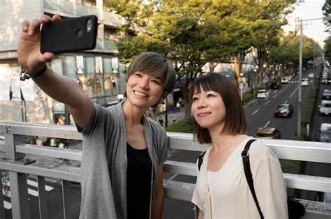 Femmes Asiatiques Prenant Un Selfie Ensemble Photo Gratuite