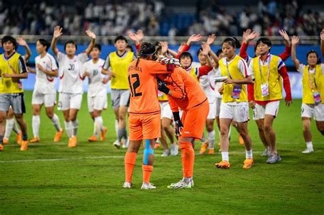 북한과 결승 맞대결 성사 日 Ag 여자축구 준결승 1골차 승리 굴욕적인 전반 4실점 中 4 3 난타전서 무너졌다