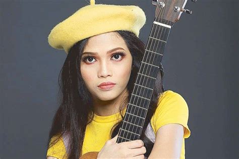 Gitar Sheryl Sheinafia