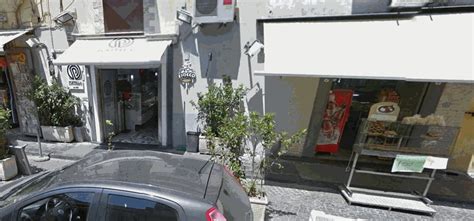 A Napoli Spari Contro Poppella La Pasticceria Di Tot Famosa Per Il