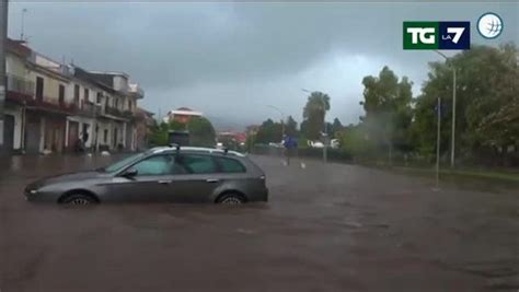 Maltempo In Sicilia Torrente Esondato E Strade Allagate Ad Acireale