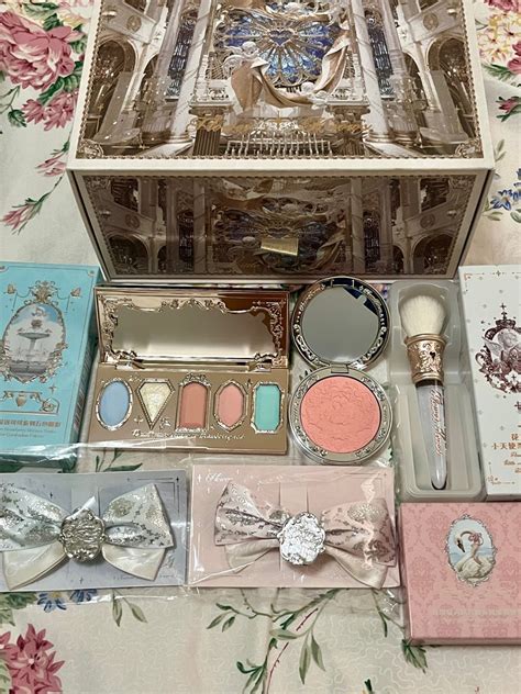 Items Flower Knows Strawberry Rococo Eyeshadow Palette Swan Ballet