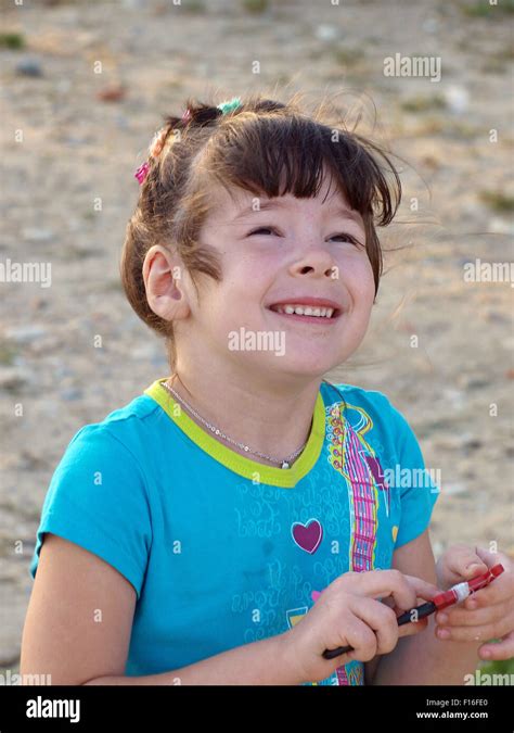 Une Petite Fille Sur Une Plage Banque De Photographies Et Dimages à