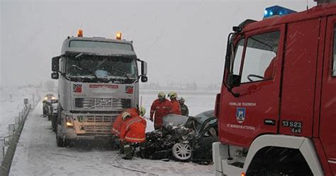 Schneeglatte Straße Autolenkerin kracht in St Georgen frontal in Lkw