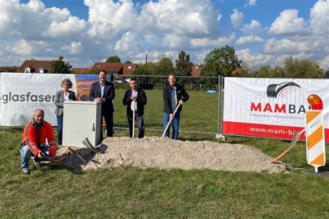 Symbolischer Spatenstich Der Glasfaserausbau In Bad Laer Hat Begonnen