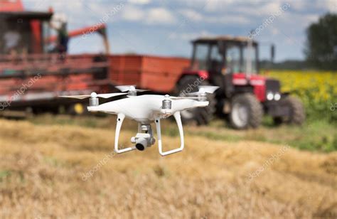 Drone Volando Delante Del Tractor Y Combinar La Cosechadora En El Campo