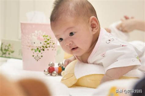 婴儿多大可以抬头（宝宝抬头训练要持续几个月） 幼儿百科 魔术铺