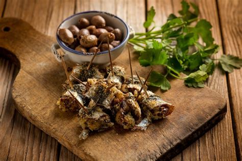 Sardinas Rellenas Al Horno Con Aceitunas Negras Y Perejil Sobre Tabla