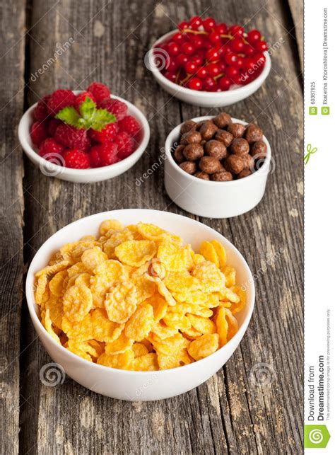 Corn Flakes Und Verschiedene Beeren Stockbild Bild Von Gold Frucht