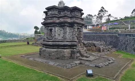 Candi Gatotkaca Sejarah Daya Tarik Lokasi Ragam Aktivitas