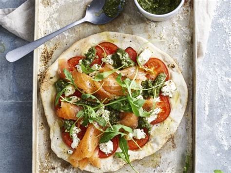 Pizza Met Gerookte Zalm Geitenkaas En Peterseliepesto Libelle Lekker