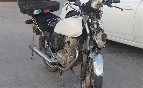 Motociclista se lesiona al chocar contra sedán en Los Mochis