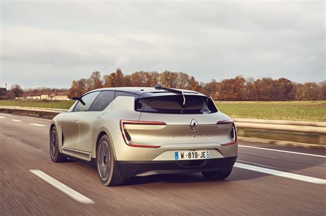 Voiture autonome sans les mains au volant du Renault Symbioz VIDÉO