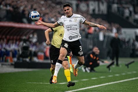 Mantuan Durante Jogo Do Corinthians Contra O Boca Juniors Pela Libertadores