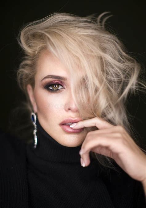 Belle Fille Blonde Sexy Long Cheveu Blonde D Isolement Sur Le Fond Noir Photo Stock Image Du