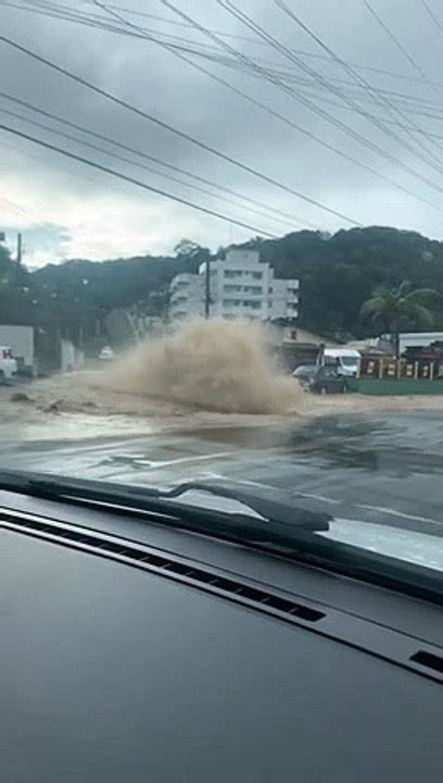 Chafariz se forma após cano romper e alaga rua de Joinville Vídeo