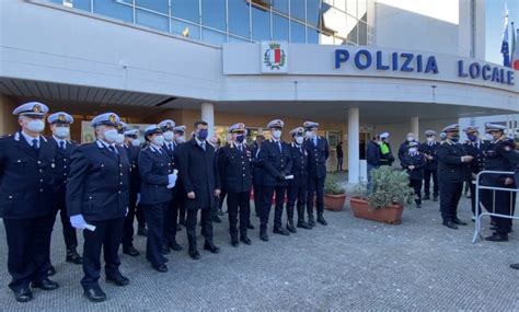 Il Sindaco Decaro Consegna Le Pergamene Di Encomio Al Personale Della