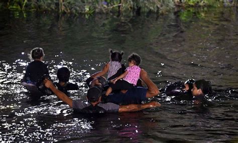 Agentes de Texas reciben la orden de empujar a niños migrantes de