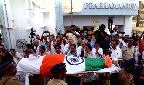 Mumbai Mortal Remains Of Veteran Actor Sulochana Latkar Being Taken