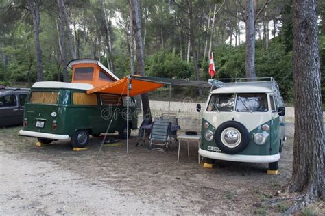 Gammal Volkswagen Buss P Gatan Stads Stadsfoto Redaktionell Foto