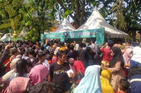 Buru Makanan Gratis Di Kirab Pernikahan Kaesang Erina Warga Solo Rela