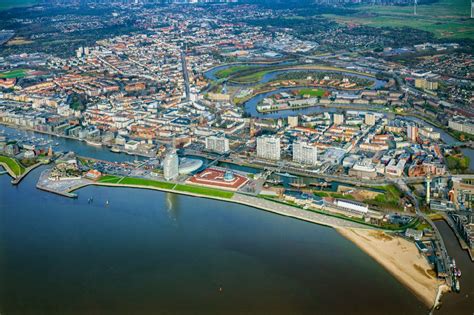 Bremerhaven Von Oben Stadtansicht Am Ufer Des Flu Verlaufes Der Weser