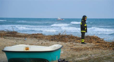 Cutro Bambino Di Anni Trovato Morto Sulla Spiaggia Il Esimo