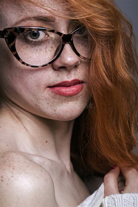 Portrait D Une Fille Rousse Couverte De Taches De Rousseur Photo Stock