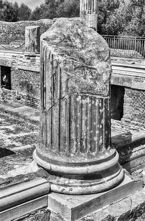 Ruinas De Las Columnas Del Corinthian En El Chalet Adriana Tivoli