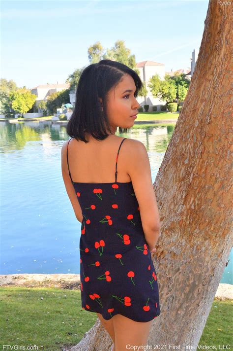 Ryder Rey Shows Hot Twat Outside With Pretty Smile Photos