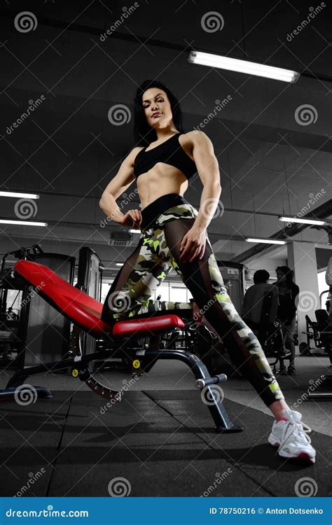 Femme Sexy Faisant Des Exercices Dans Le Gymnase Photo Stock Image Du