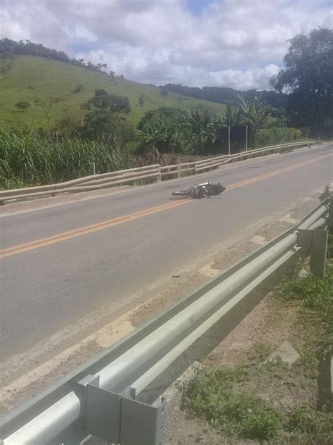 Motociclista morre após bater em mureta de proteção na BR 116 Vales