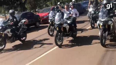 Bolsonaro Leva Tereza Cristina Na Garupa Em Passeio De Moto Por Campo