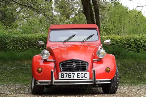 Meten un motor bóxer de una moto BMW en un Citroën 2CV Periodismo del