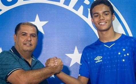 Joao Mendes Le Fils De Ronaldinho Signe Au FC Barcelone Le Parisien