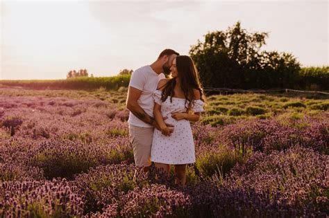 Sesja W Polu Lawendy O Zachodzie S O Ca Magda M Fotografia