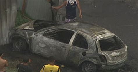 G1 Dois carros são incendiados no subúrbio do Rio dizem bombeiros