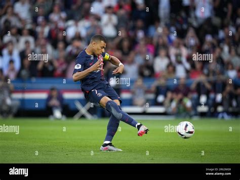 Kylian Mbappe Von Psg Erh Lt Beim Ligue Spiel Zwischen Paris Saint