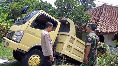 Tak Kuat Menanjak Truk Pengangkut Ton Pasir Hantam Rumah Warga