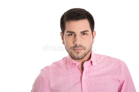 Retrato Do Homem Novo Atrativo Em Uma Camisa Cor De Rosa Isolada No Whi