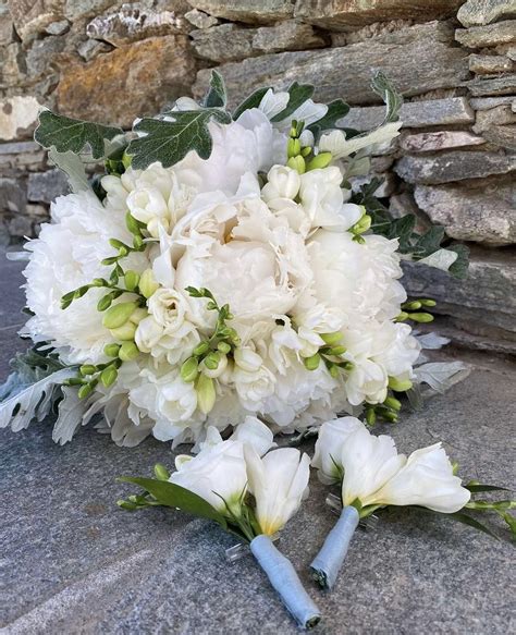 Elevate Your Nuptials with Fresh-Cut Freesia: From Bouquets to Centerpieces