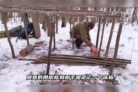 荒野建造：男人用保鲜膜搭建温暖庇护所，吃着烤鸡简直舒服！