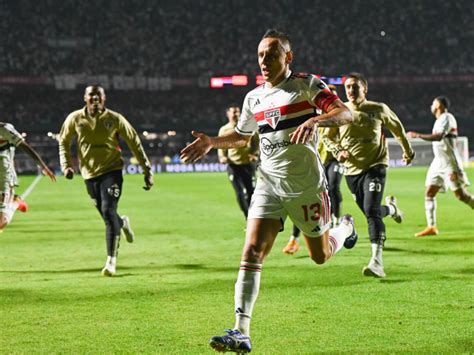 São Paulo domina o Palmeiras vence golaço de Rafinha e abre