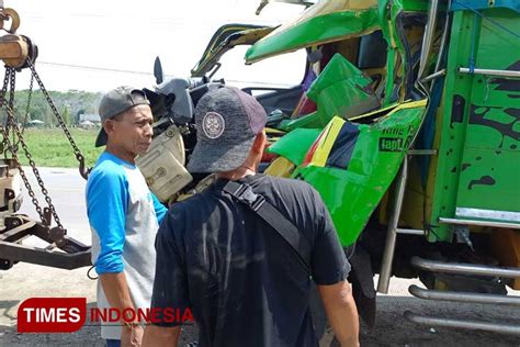 Ugal Ugalan Truk Libas Pemotor Dan Truk Parkir Di Probolinggo Pemotor