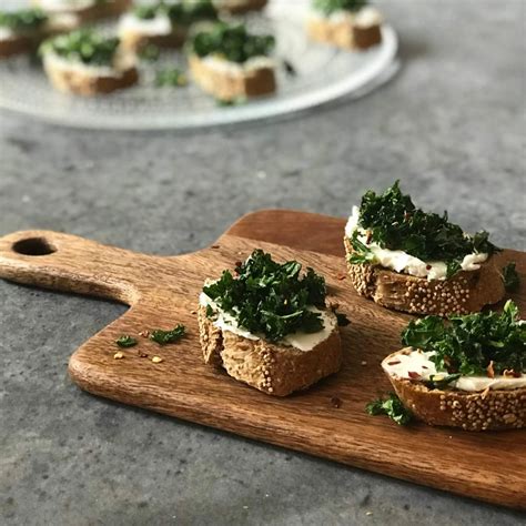 Crostini Met Geitenkaas En Boerenkoolchips De Hippe Vegetari R